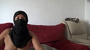 Una ama de casa de Oriente Medio desea placer anal en su entrada trasera
