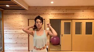Doce instrutora de yoga do Japão