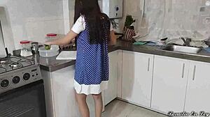 Uma enteada japonesa seduz seu sogro na cozinha