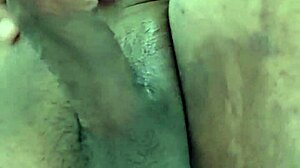 孟加拉男孩在浴室自慰会话中展示他的大鸡巴和紧致的屁股