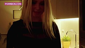 Babe plantureuse et ado ronde en masturbation solo hardcore avec piano