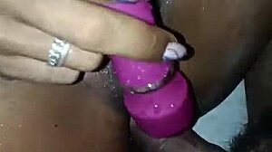 Seks liar dengan dildo besar dan kontol besar untuk orgasme eksplosif